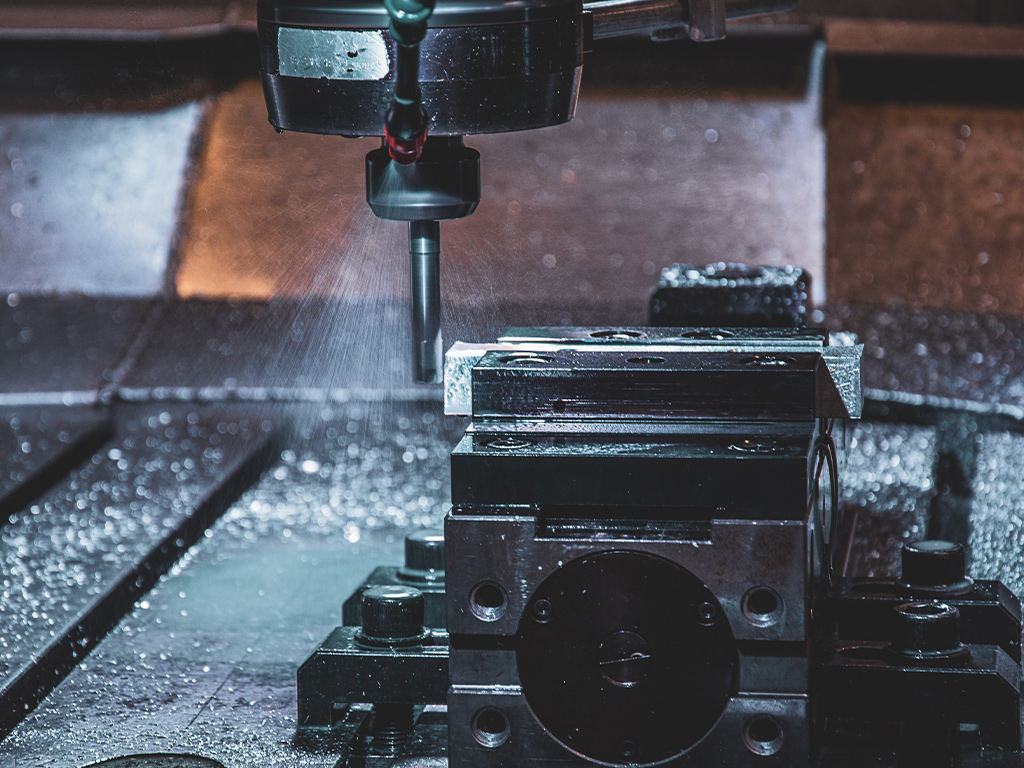In einer Fabrik wird eine CNC-Fräsmaschine eingesetzt um stahl zu fräsen