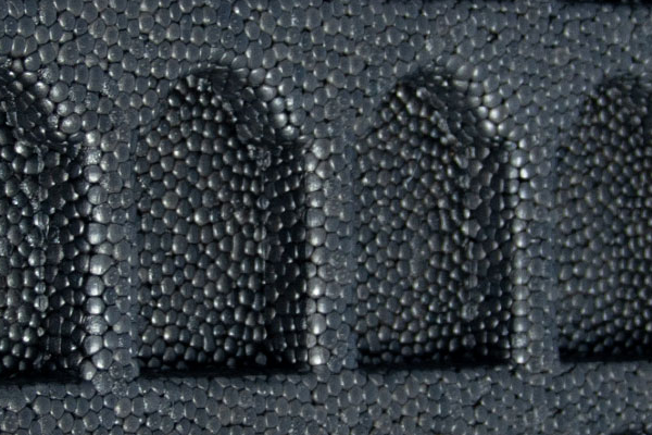 Eine Nahaufnahme eines schwarzen Styropors verpackungsmöglichkeiten