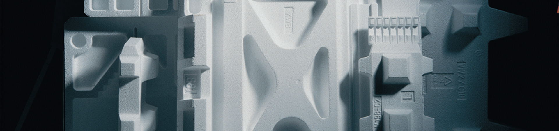 Eine Nahaufnahme von weißen Styropor verpackungsmöglichkeiten während der Produktion in einer Fabrik.
